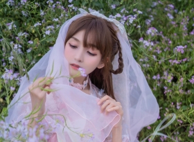 美女图片《花和少女》甜美笑容摄影